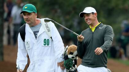Rory McIlroy y su caddie J. P. Fitzgerald durante una práctica en el Augusta National Golf Club