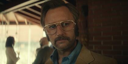 Rory Scovel interpreta a Danny, un profesor que termina involucrado en la política