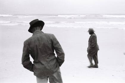 Ros y Freek, trabajadores de la granja de la familia Coetzee, en la playa de Strandfointein