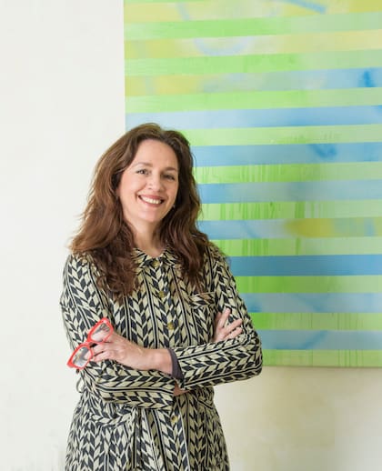 Rosa Benedit, a cargo del interiorismo, es una diseñadora argentina especializada en moda, textiles y decoración, reconocida por su enfoque creativo en el uso del color y las texturas.