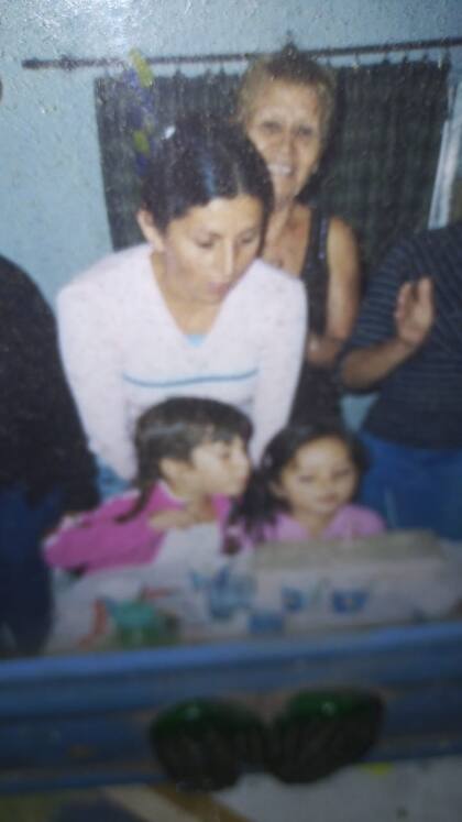 Rosa (de cabello rubio) junto a su hija Betina y nietas en un cumpleaños familiar