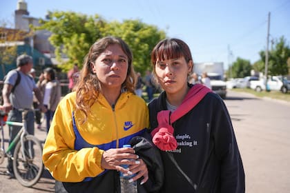 Rosa (derecha) vive en una de las casas que quedó destruida, junto a sus cuatro hijos y su marido