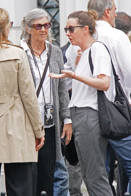 Rosa Dodero, otra de las hermanas de Alberto, conversa con su hija Ana Bereciartúa (a la izquierda, de espaldas) y su sobrina Violeta Santamarina (a la derecha).