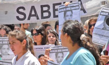 Rosa encabezando una de las tantas marchas que se hicieron en Río Cuarto reclamando justicia por la desaparición de Nicolás.