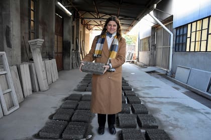 Rosa Gaggino, diseñó ladrillos compuestos por botellas descartables PET trituradas en un molino especial
