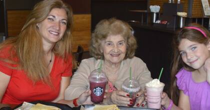 Rosa, junto a Roxana y una de sus nietas.