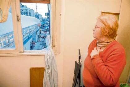 Rosa Loupam se queja: "De día tendría que estar con anteojos de sol, porque me encandila la chapa"