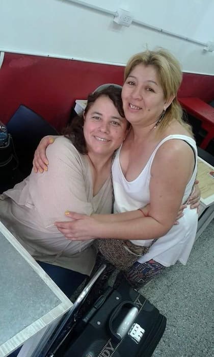 Rosa Toledo (rubia) con su hermana Claudia durante su último encuentro