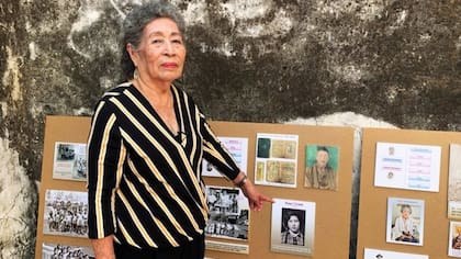 Rosa Urano conserva muchos recuerdos de su estancia en la exhacienda. En la imagen, apunta a una de sus fotos con 17 años, bajo la foto de pasaporte de su padre