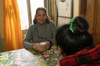 Rosa vive cerca del hogar y pasa gran parte de las tardes con las mujeres refugiadas