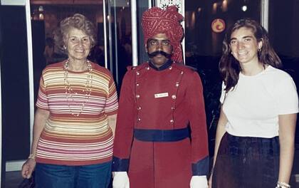 Rosa y Roxana en un viaje por India.