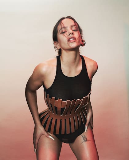 Rosalía con Top: Rick Owens; Corset: Jorge Duque Vélez; Earcuffs: Paula Mendoza.