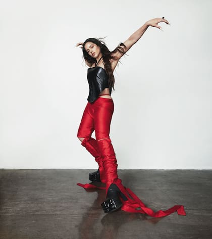 Rosalía en la producción con Rolling Stone. Pantalón: Carla Fernández, top: Andrea Landa; anillos: Cartier; botas: Rick Owens.