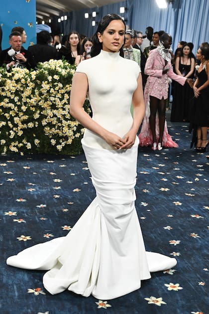 Rosalía
fue con una creación de
Balmain firmada por su
director creativo, Olivier
Rousteing. La cantante
catalana acaparó todas
las miradas gracias al
original diseño con
la parte superior
rígida y la falda
drapeada.