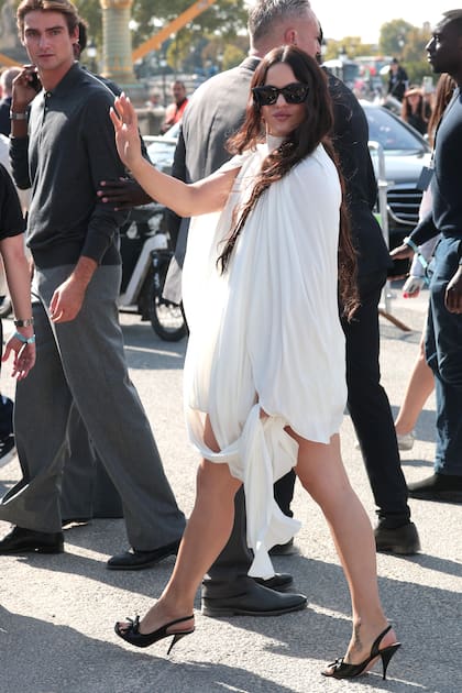 Rosalía fue una de las celebridades más disruptivas al momento de elegir su look para presenciar el desfile de Christian Dior durante la Semana de la Moda de París. La cantante española lució un vestido corto en blanco de la marca que acompañó con stilettos negros y unos lentes de sol que de inmediato se convirtieron en tendencia