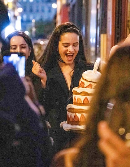 Rosalía fue vista en París el lunes por la noche celebrando su cumpleaños en una fiesta íntima en Folderol Wine Bar: la cantante lució radiante rodeada de amigos, entre quienes se encontraban Kylie Jenner y Timothee Chalamet, el modelo Luka Sabbat y la artista Justine Skye