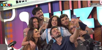 Rosalía junto a todo el equipo de Luzu Tv