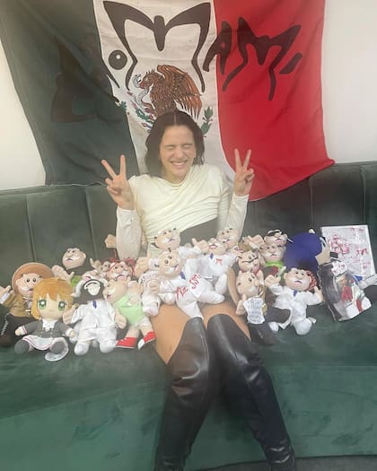 Rosalía posó con los peluches que recibió durante sus conciertos en México, mismos que le lanzaron al escenario en las presentaciones