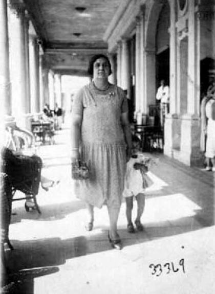 Rosalia Ruocco camina por la Rambla Bristol. 1931.