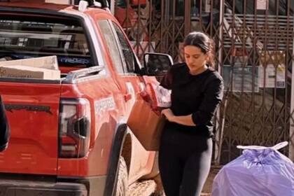 Rosalía se ocupó de descargar alimentos y entregarlos a la comunidad