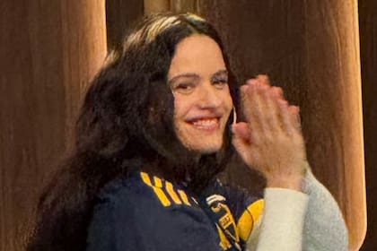 Rosalía sonrió al ponerse la camiseta de Boca