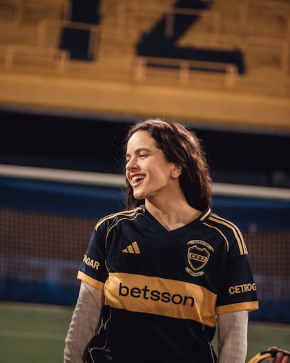 Rosalía visitó La Bombonera y lució la camiseta de Boca Juniors (Foto: Instagram @bocajrs)