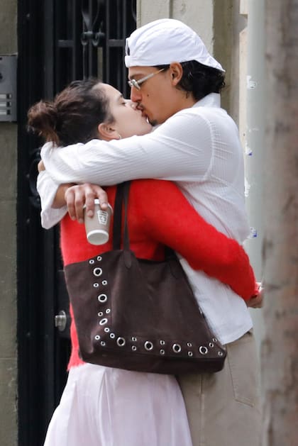 Rosalía volvió a apostar por el amor. La cantante se mostró muy acaramelada con Emilio Sakraya durante un paseo por las calles de Barcelona. Durante los dos días que pasaron en la ciudad catalana, la pareja recorrió los lugares más icónicos sin despegarse ni un momento