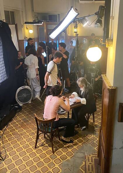 Rosalía y la escritora Mariana Enriquez en el bar Los Galgos, el 1 de diciembre