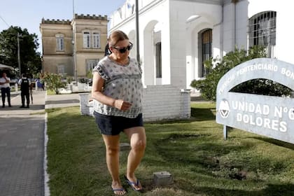 Rosalía Zárate, la madre de Thomsen, durante una visita a la cárcel de Dolores para ver a su hijo