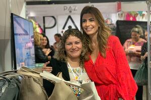 Rosalina Caballero, una de las fundadoras de las carteras EsperanZa, junto a una de sus clientas más famosas, Juliana Awada