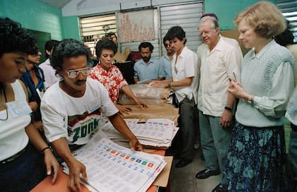 Rosalynn y Jimmy Carter trabajando con Habitat for Humanity, una organización con la que construyeron más de 4300 viviendas para familias necesitadas