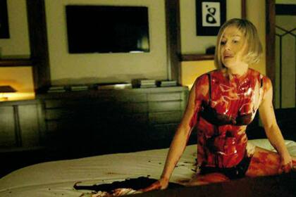 Rosamund Pike en una de las escenas más grotescas de Perdida