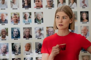 Rosamund Pike brilla con su ácido talento en Descuida, yo te cuido