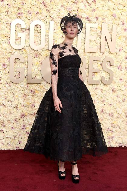 Rosamund Pike, la actriz de Saltburn, eligió un vestido negro de encaje de Christian Dior que acompañó con un tocado a tono
