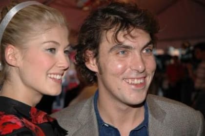 Rosamund Pike y Joe Wright en el estreno de Orgullo y prejuicio