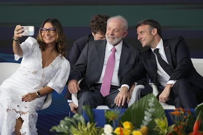 Rosangela da Silva se toma una selfie con su esposo, Luiz Inacio Lula da Silva, y el presidente francés, Emmanuel Macron, en Itaguaí, Río de Janeiro. (AP/Silvia Izquierdo)