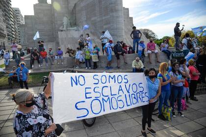 Manifestantes durante el banderazo en Rosario