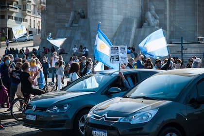 Autos con banderas argentinas en el Obelisco