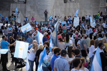 El Monumento a la Bandera, en Rosario, se pobló de manifestantes después de las 16