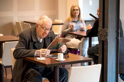 En Rosario se habilitaron los bares, con distancia entre mesas