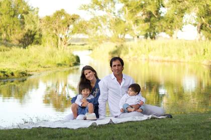 Rosario con Facundo y Alejandro con Lorenzo. Aunque tienen una vida itinerante marcada por la agenda y los viajes deportivos del polista (en los últimos meses estuvieron en Los Ángeles y en Aspen), ella se organiza para compatibilizar su rol de esposa y mamá con su pasión por la literatura