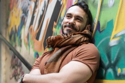 Rosarino, 34 años, Emanuel Abruzzo es bailarín clásico, pero incursiona en proyectos en diferentes lenguajes; su as en la manga: el humor