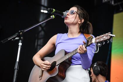 Entre sintetizadores, y un rasgueó de guitarra acústica, Rosario Ortega desplegó sus dotes vocales en “Espuma”, mientras varios fans disfrutaban del show sentados en el pasto