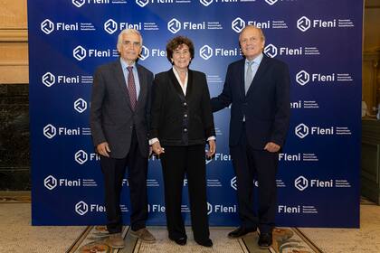 Rosario Bergadá, de Fundación Pérez Companc, junto al Dr. Martín Nogues y el Dr. Santiago Condomí Alcorta