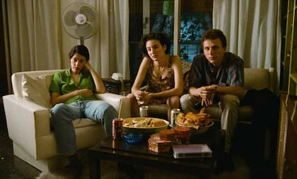 Rosario Bléfari junto a Valeria Bertuccelli y Marcelo Zanelli, en una escena de Silvia Prieto