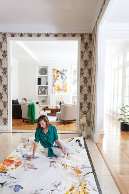 Rosario Briones, examinando una de sus obras