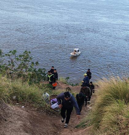 Rosario: buscan a un joven que fue a pescar con su padre, se resbaló y cayó al Paraná.