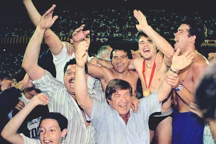 Omar Palma, Eduardo Coudet y Hernán Castellano en plena euforia de festejos; Rosario Central se convirtió en el primer club del interior argentino en conseguir un trofeo internacional.