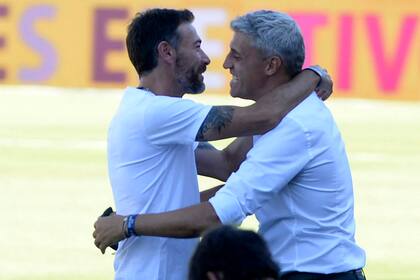 El saludo de dos amigos, excompañeros en la selección y hoy enfrentados: Kily González y Hernán Crespo, entrenadores de Central y Defensa.