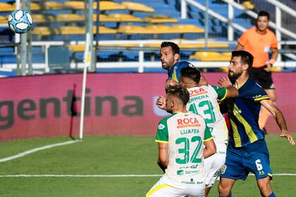 Laso ya cabeceó: será gol de Central.